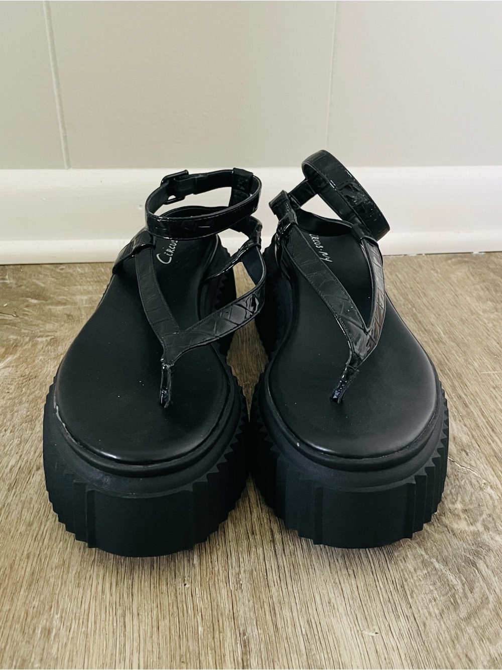 Circus Black Platform Thong Sandals Women’s Size 9 Ankle Strap